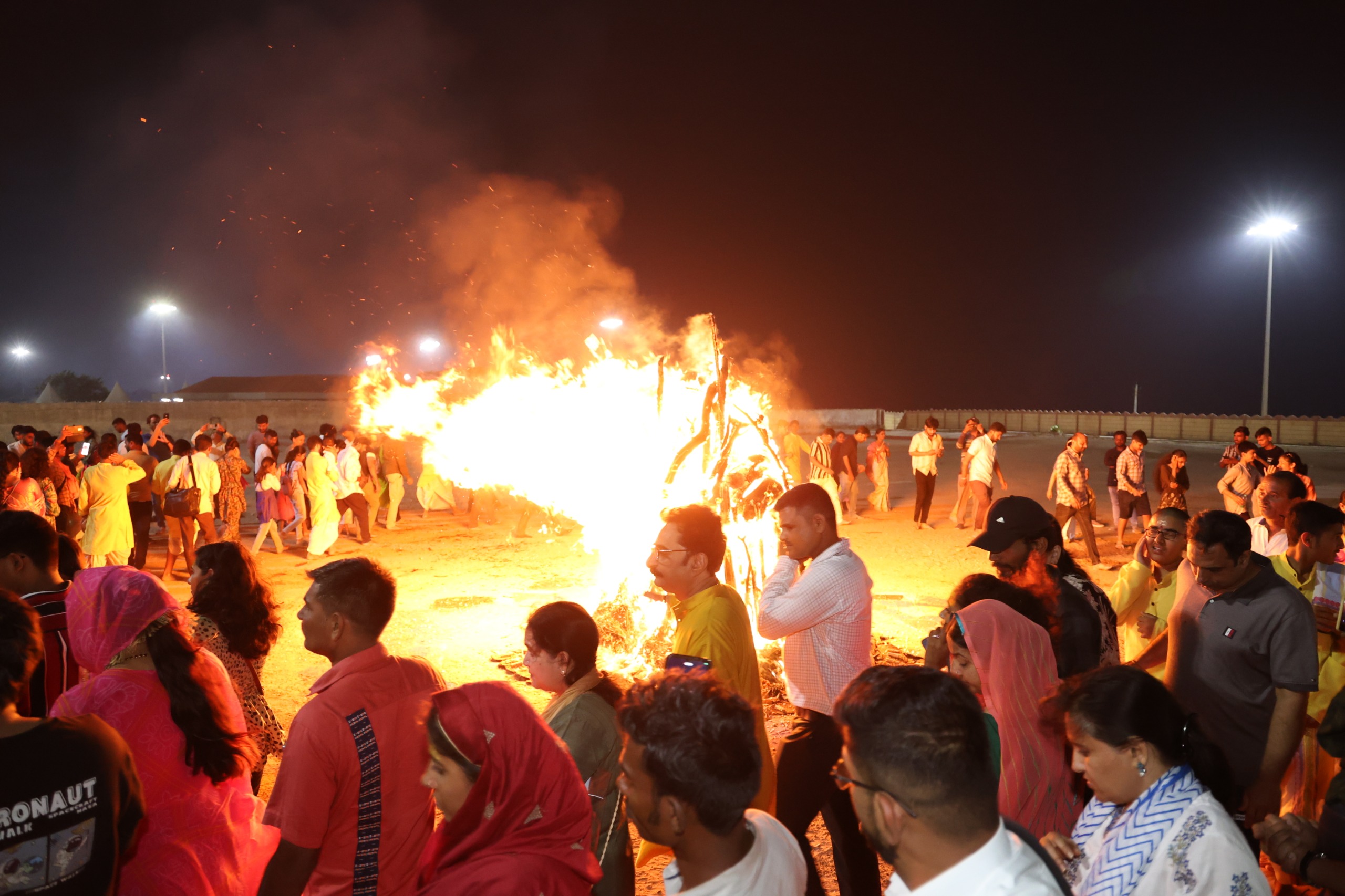 શ્રી સોમનાથ ટ્રસ્ટ દ્વારા સોમનાથ ચોપાટી ગ્રાઉન્ડ પર વૈદિક હોલિકા દહન કરવામાં આવ્યું