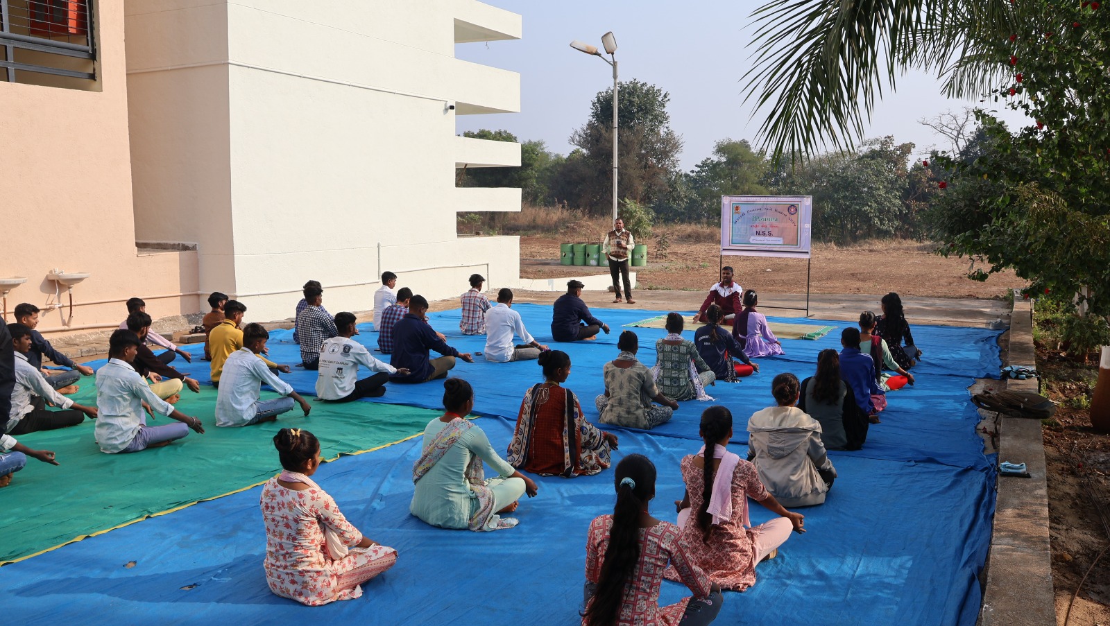 સરકારી વિનયન અને વિજ્ઞાન કોલેજ દેડિયાપાડાના એન.એસ.એસ યુનિટ દ્વારા “વિશ્વ ધ્યાન દિવસ”ની ઉજવણી