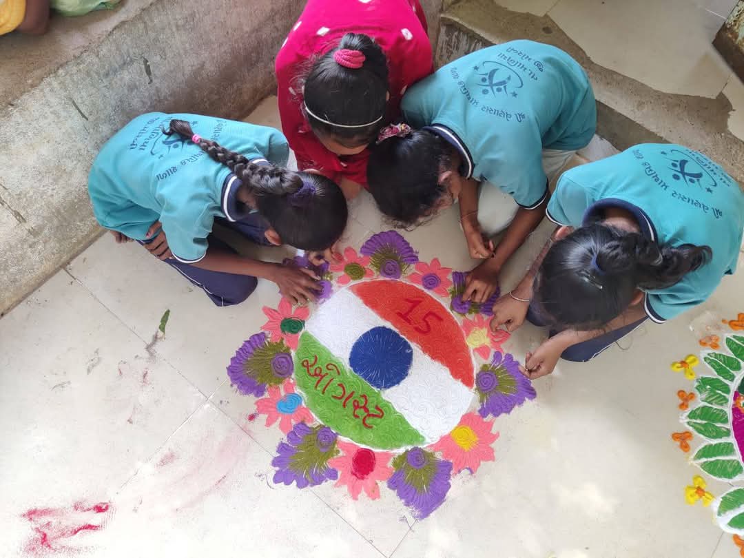 મોરબી જિલ્લાની શાળાઓમાં દેશભક્તિ ની થીમ સાથે રાખી મેકિંગ આર્ટ એન્ડ ક્રાફ્ટ તેમજ રંગોળી સ્પર્ધા યોજાઈ