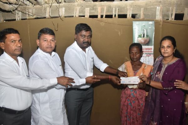 ડાંગના કાકરદા ગામના મૃતકના વારસદારને રૂ. ૪ લાખની સહાયનો ચેક અર્પણ