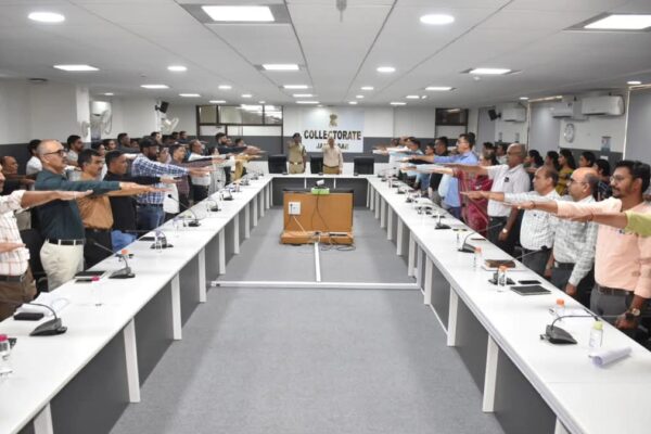 જિલ્લા કલેક્ટર કેતન ઠક્કર સહિતના ઉચ્ચ અધિકારીઓએ “ભારત વિકાસ પ્રતિજ્ઞા”નું સામૂહિક પઠન કરી ‘વિકસિત ભારત’ના નિર્માણનો સંકલ્પ લીધો