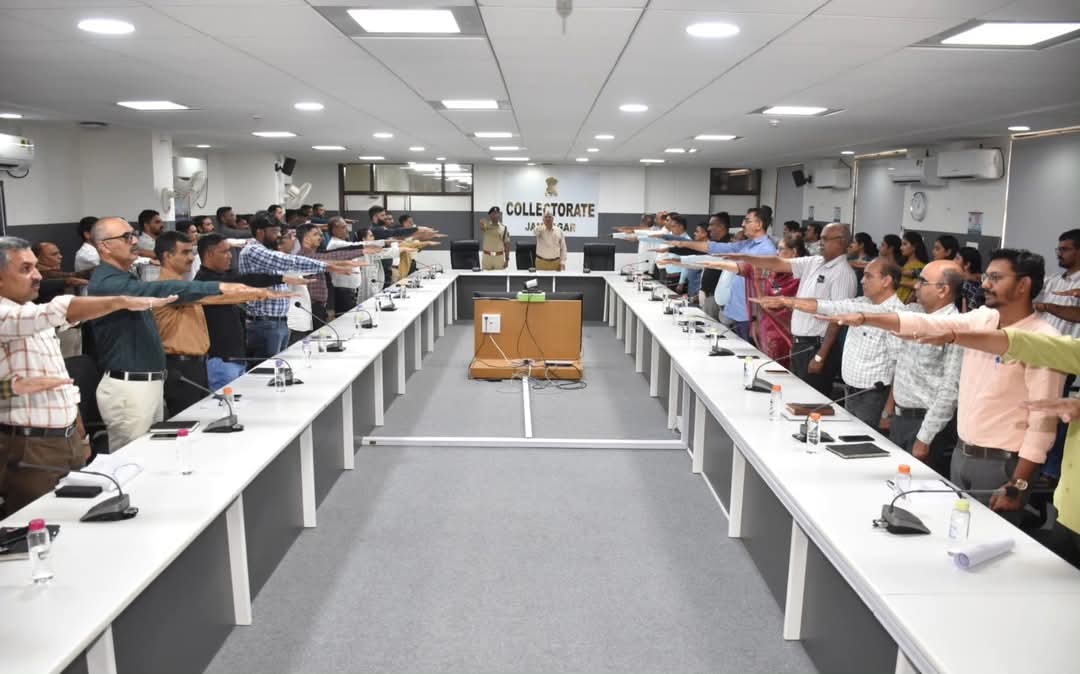 જિલ્લા કલેક્ટર કેતન ઠક્કર સહિતના ઉચ્ચ અધિકારીઓએ “ભારત વિકાસ પ્રતિજ્ઞા”નું સામૂહિક પઠન કરી ‘વિકસિત ભારત’ના નિર્માણનો સંકલ્પ લીધો
