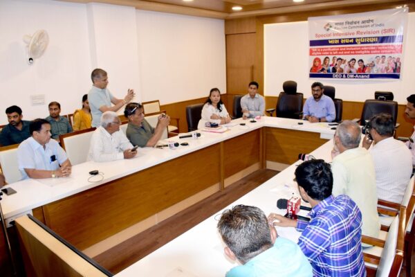 આણંદ જિલ્લાના લાયકાત ધરાવતા મતદાર મતાધિકારીથી વંચિત ન રહે : જિલ્લા ચૂંટણી અધિકારી પ્રવીણ ચૌધરી