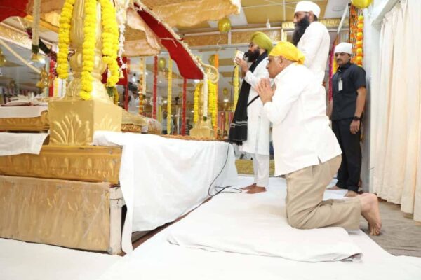 ગાંધીનગર જિલ્લાના પોરમાં ગુરૂ ગ્રંથ સાહિબના દર્શન પૂજન કરતા મુખ્યમંત્રી