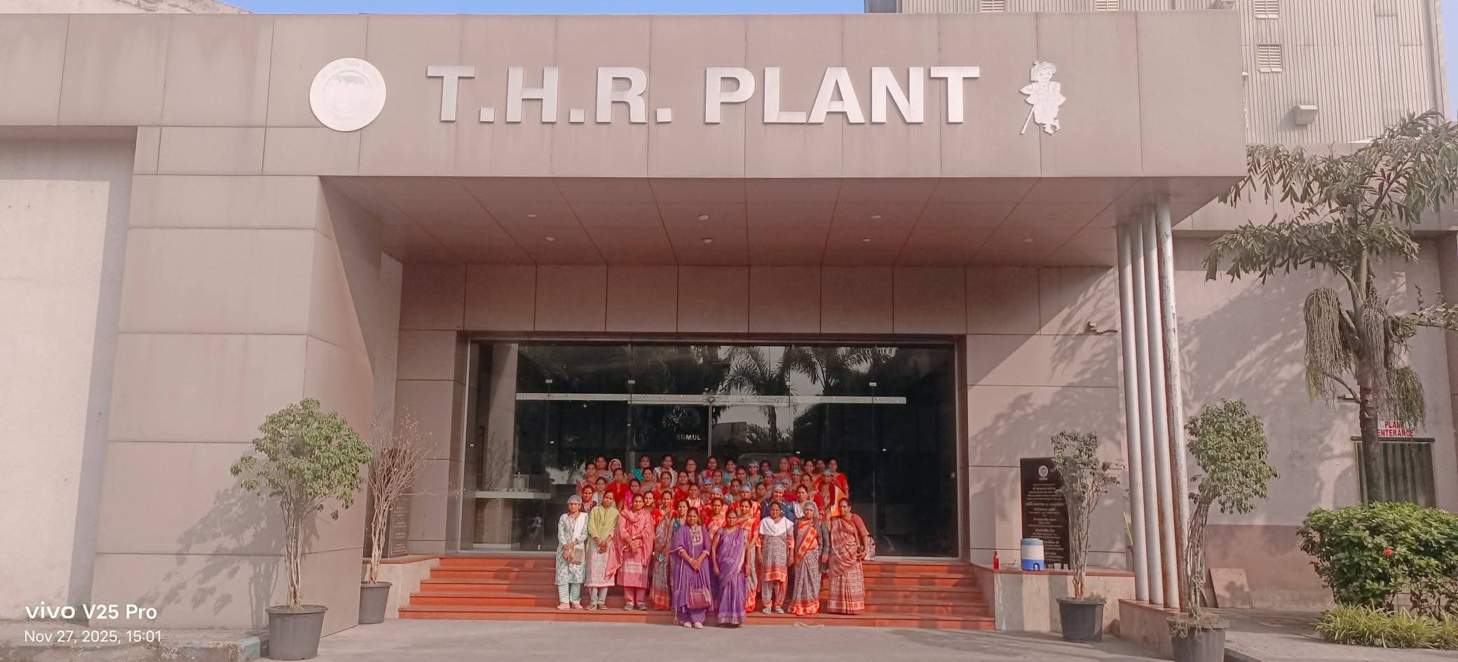 દાહોદ જિલ્લાના ગરબાડા તાલુકાની આંગણવાડી કાર્યકરો/તેડાગર બહેનોએ સુમુલ ડેરી સુરત ખાતે મુલાકાત લીધી