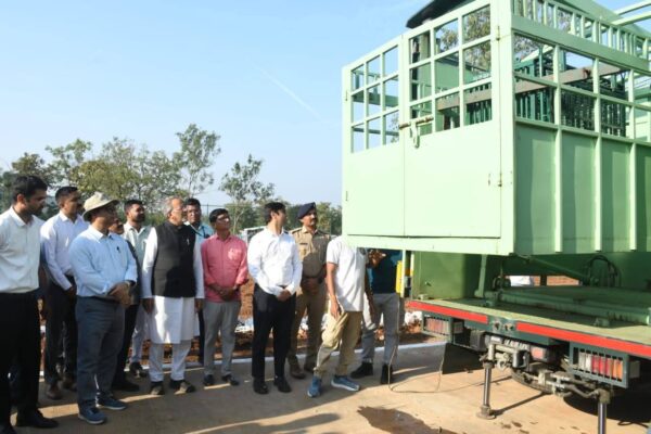 માંડવી તાલુકાના ખોડાંબા ગામે રૂ.૨ કરોડના ખર્ચે નવનિર્મિત દિપડાઓ માટેના રેસ્કયુ સેન્ટર અને પ્રાથમિક આરોગ્ય કેન્દ્રનું લોકાર્પણ કરતા વન અને પર્યાવરણ મંત્રી અર્જુનભાઈ મોઢવાડિયા