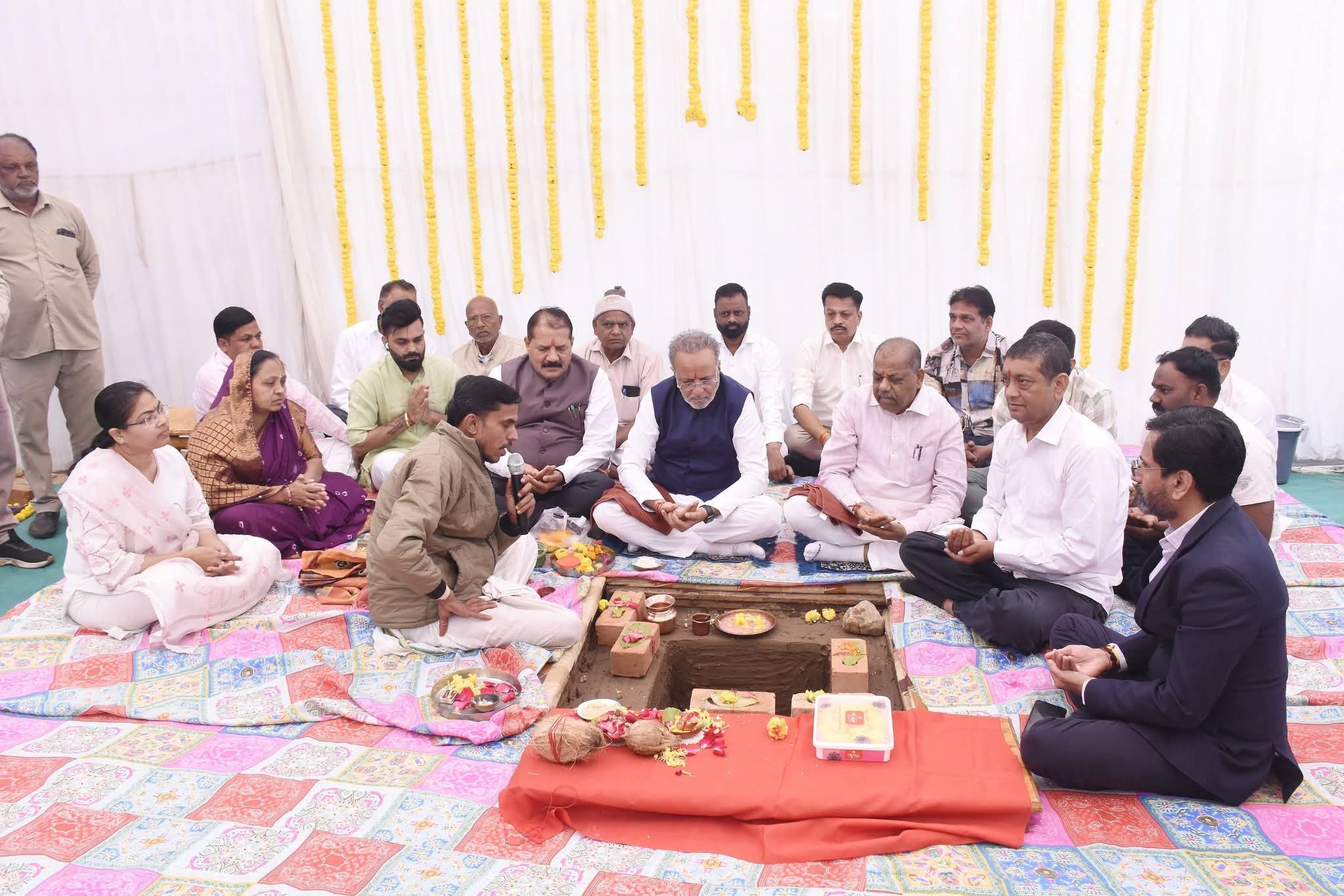 દાહોદમાં દેવગઢ બારીયા ખાતે પ્રભારી મંત્રી અર્જુન મોઢવાડિયાના અધ્યક્ષ સ્થાને ૫ કરોડ ૮૬ લાખના ખર્ચે બનનાર બસ વર્કશોપનું ખાતમુહૂર્ત કરાયું