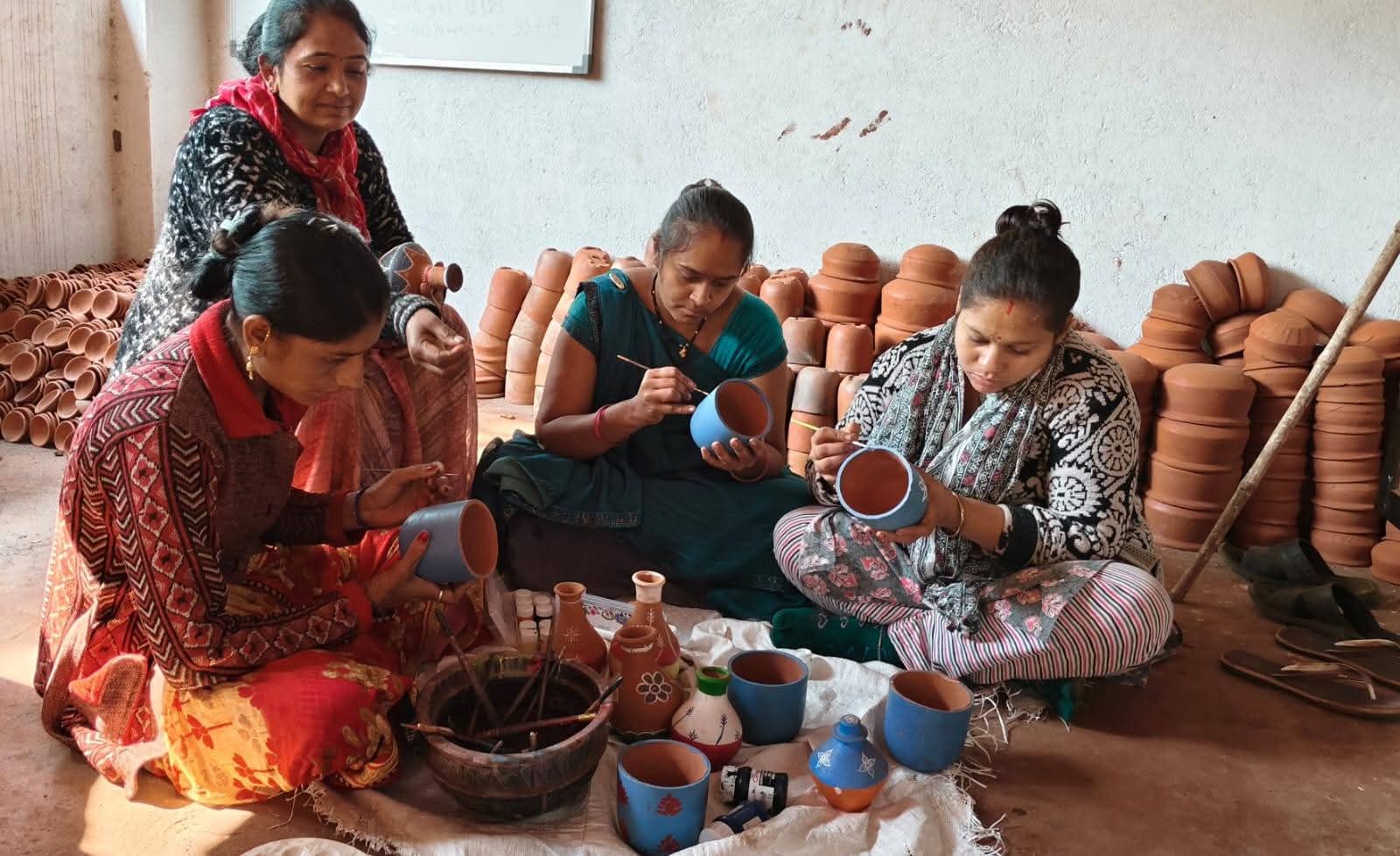 હર ઘર સ્વદેશી, ઘર-ઘર સ્વદેશી’ અને ‘વોકલ ફોર લોકલ’ મંત્રને ચરિતાર્થ કરતી દાહોદ જિલ્લાના ગુરુ ગોવિંદ – લીમડીના રણીયાર ગામની બહેનો