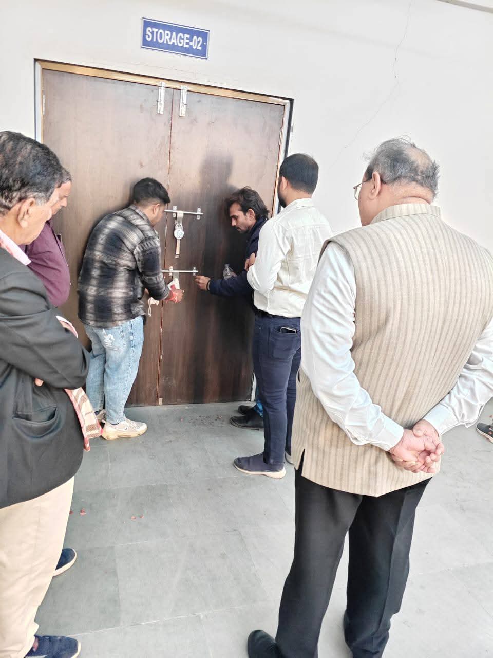 ગાંધીનગર જિલ્લા કલેક્ટર મેહુલ દવે દ્વારા વેરહાઉસની મુલાકાત લીધી