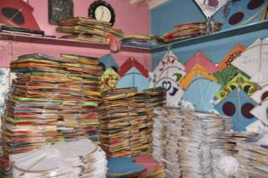 દાદા અને પિતા બાદ દીકરીઓના હાથમાં પતંગની ડોર: સુરતના એક જ પરિવારની ત્રીજી પેઢીની ૮ બહેનો ચલાવે છે ૭૫ વર્ષ જૂનો પતંગનો વ્યવસાય