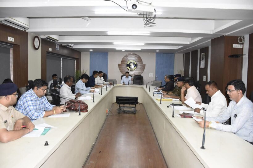 સુરત જિલ્લા રોડ સેફ્ટી કાઉન્સિલની બેઠક જિલ્લા કલેક્ટર ડો.સૌરભ પારધીના અધ્યક્ષસ્થાને મળી