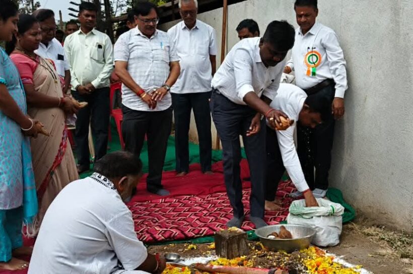 કાલીબેલ અને વઘઇ ગામે અંતરિયાળ ગ્રામ્ય માર્ગોનું ખાતમુહર્ત કરતાં ગુજરાત વિધાનસભાના નાયબ મુખ્ય દંડક વિજયભાઇ પટેલ 