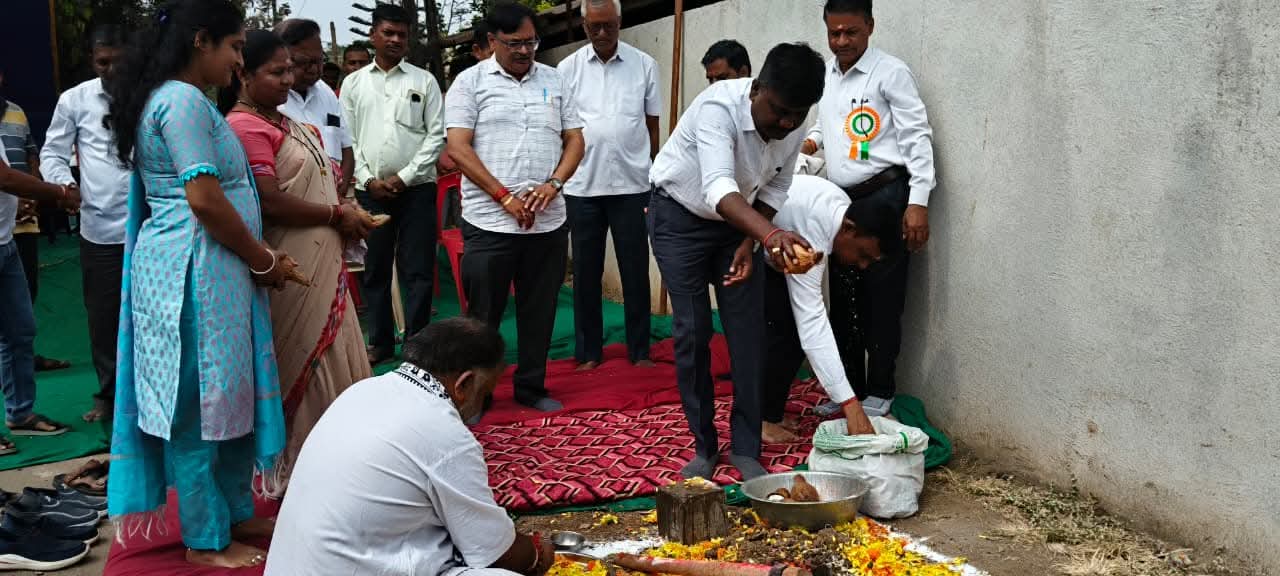 કાલીબેલ અને વઘઇ ગામે અંતરિયાળ ગ્રામ્ય માર્ગોનું ખાતમુહર્ત કરતાં ગુજરાત વિધાનસભાના નાયબ મુખ્ય દંડક વિજયભાઇ પટેલ 