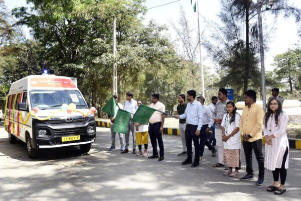 દાહોદ જિલ્લા સેવાસદનથી ધન્વંતરી આરોગ્ય રથને કલેક્ટરએ લીલી ઝંડી બતાવી પ્રસ્થાન કરાવ્યું