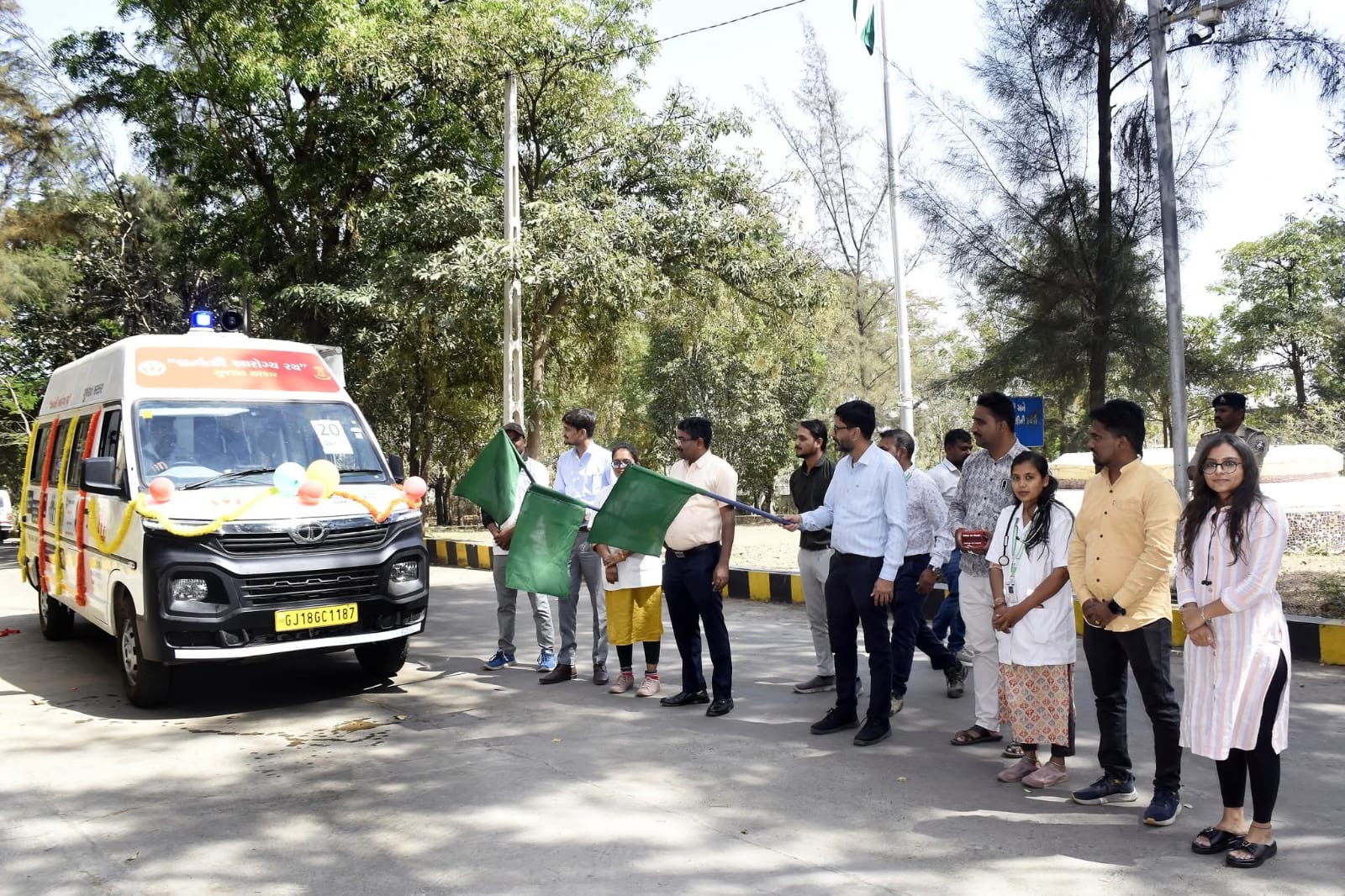 દાહોદ જિલ્લા સેવાસદનથી ધન્વંતરી આરોગ્ય રથને કલેક્ટરએ લીલી ઝંડી બતાવી પ્રસ્થાન કરાવ્યું